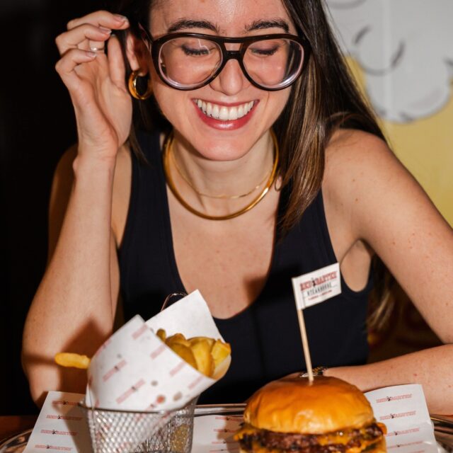La faccia che fai quando arriva finalmente il tuo Smash Burger. 🤤🍔
C'è qualcosa nel nostro Smash Burger che riesce sempre a strappare un sorriso. Dal primo sguardo al primo morso... è amore. ❤️🔥

The face you make when your Smash Burger finally arrives. 🤤🍔
There's just something about our Smash Burger that puts a smile on everyone's face. From the first glance to the last bite... it's love. ❤️🔥

📍 Red Garter, Via dei Benci, 33R, Firenze.
𝒲𝑒 𝑀𝒶𝓀𝑒 𝐸𝓋𝑒𝓇𝓎 𝒩𝒾𝑔𝒽𝓉 𝒮𝓅𝑒𝒸𝒾𝒶𝓁