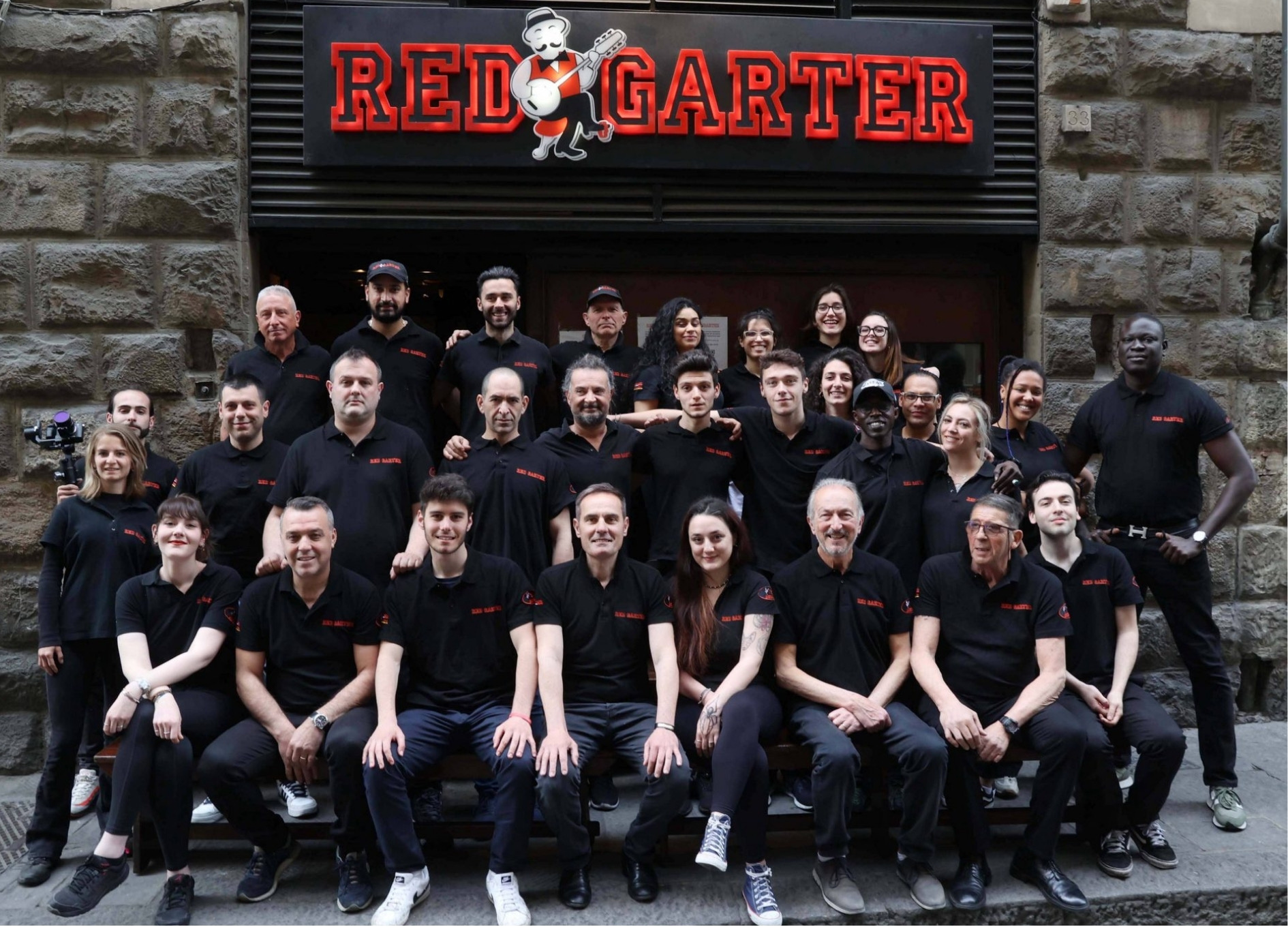 Lo staff Red Garter davanti al locale di Firenze
